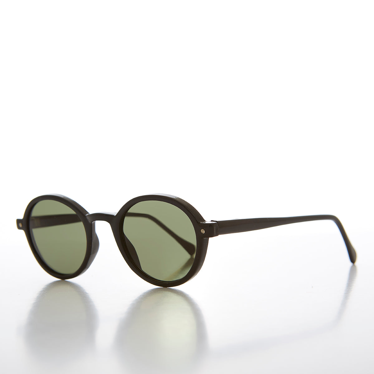 round black sunglasses