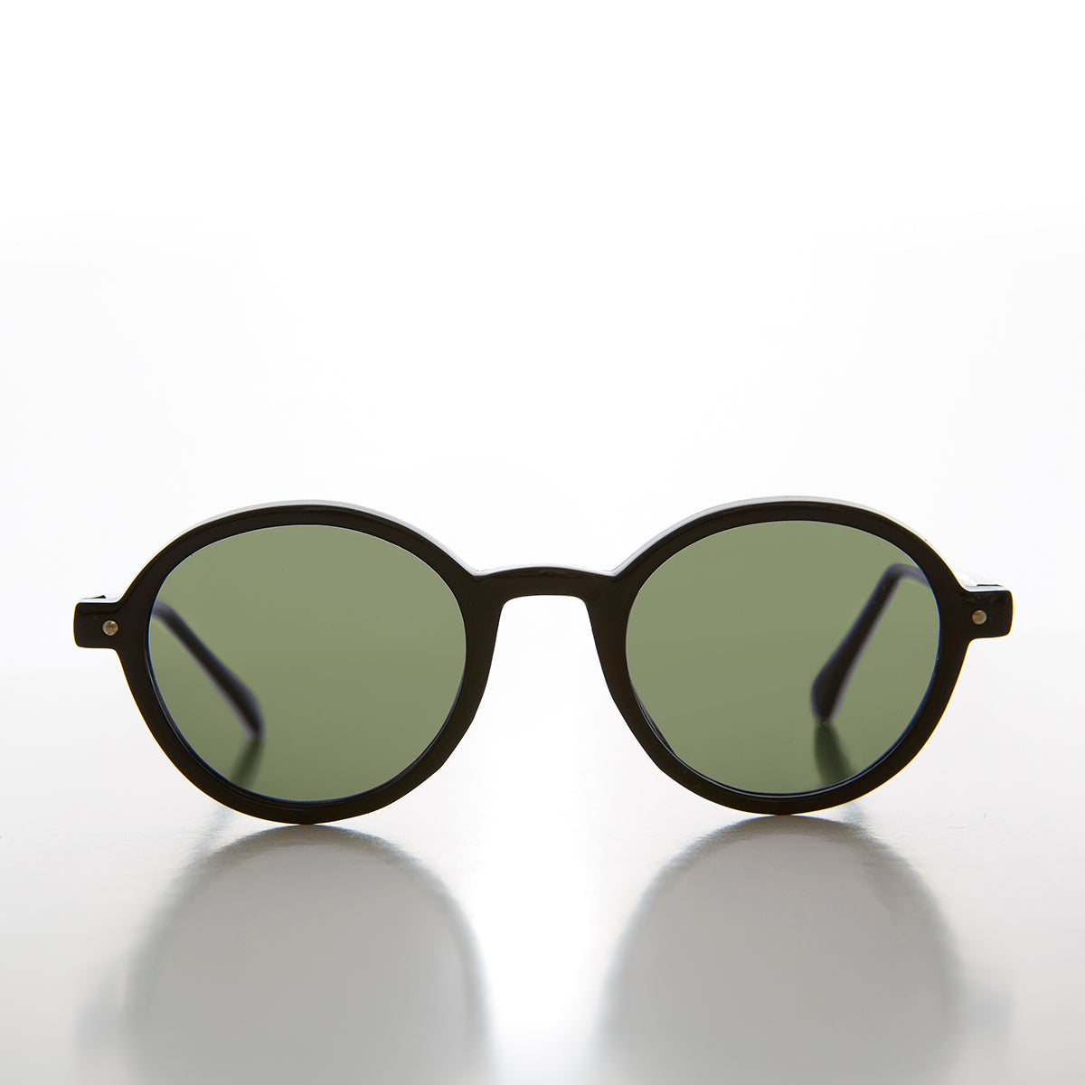round black sunglasses