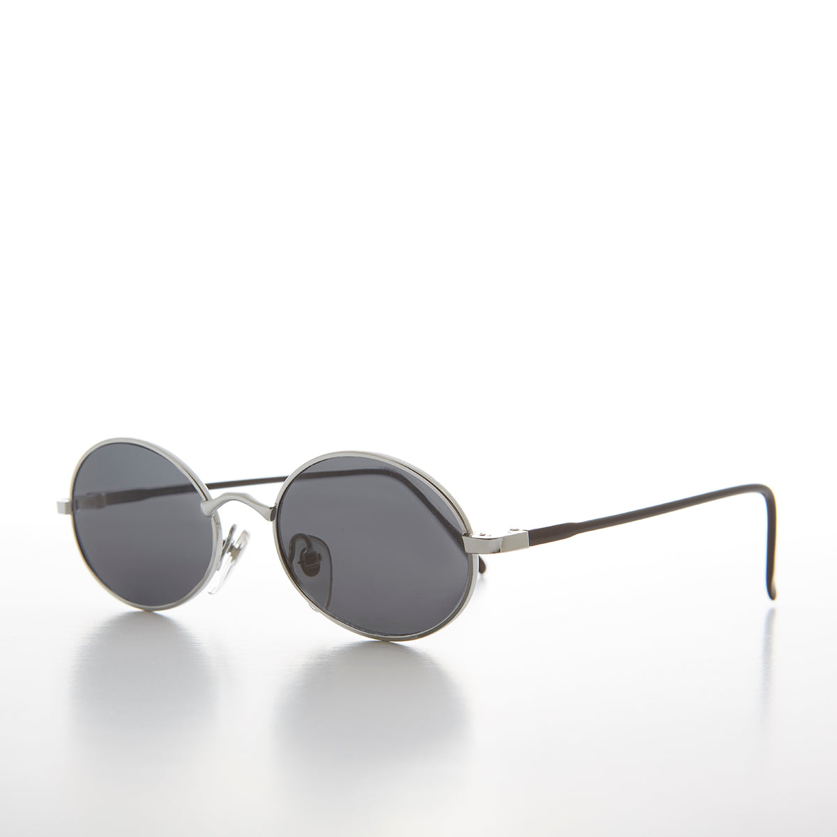 Classic Oval Vintage 90s Sunglass - Yates – Sunglass Museum display picture 3