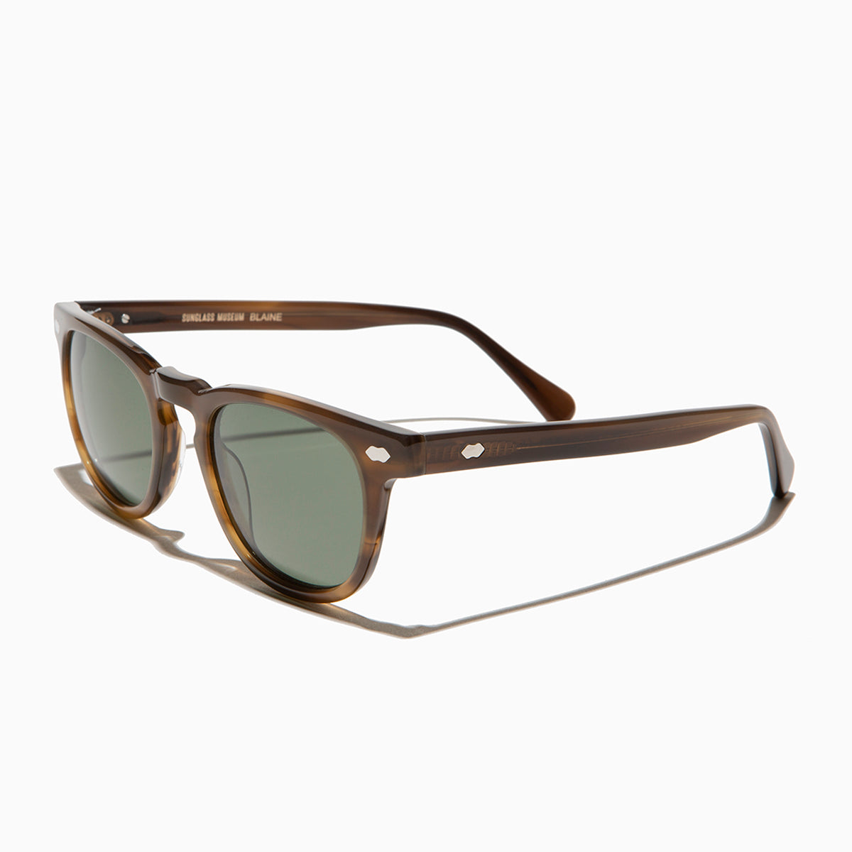 rounded square retro sunglass with polarized lenses