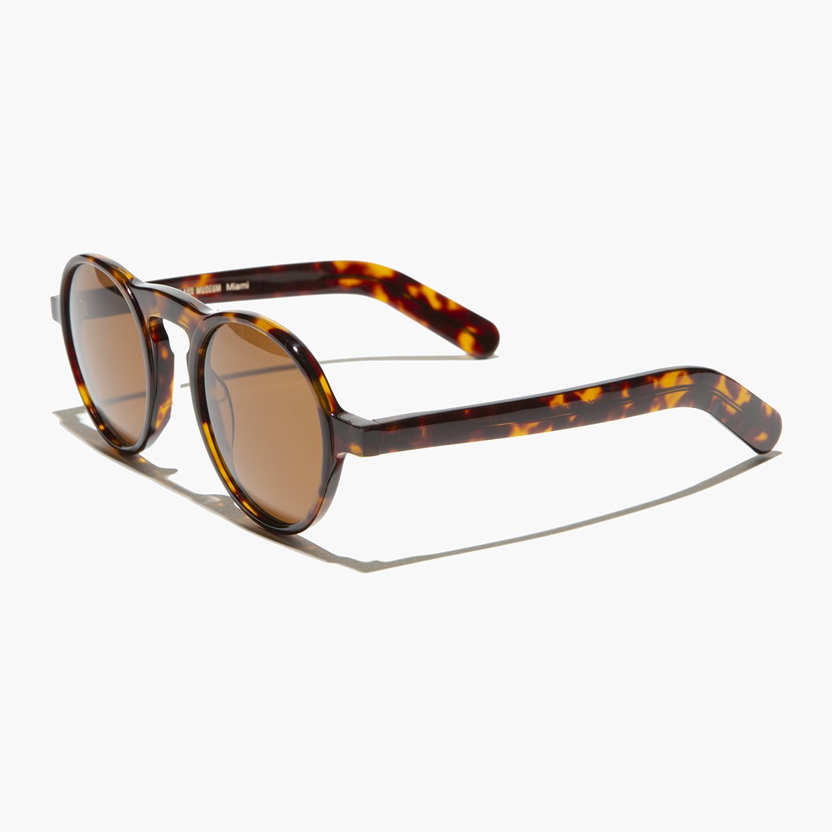 round retro sunglass with polarized lens 