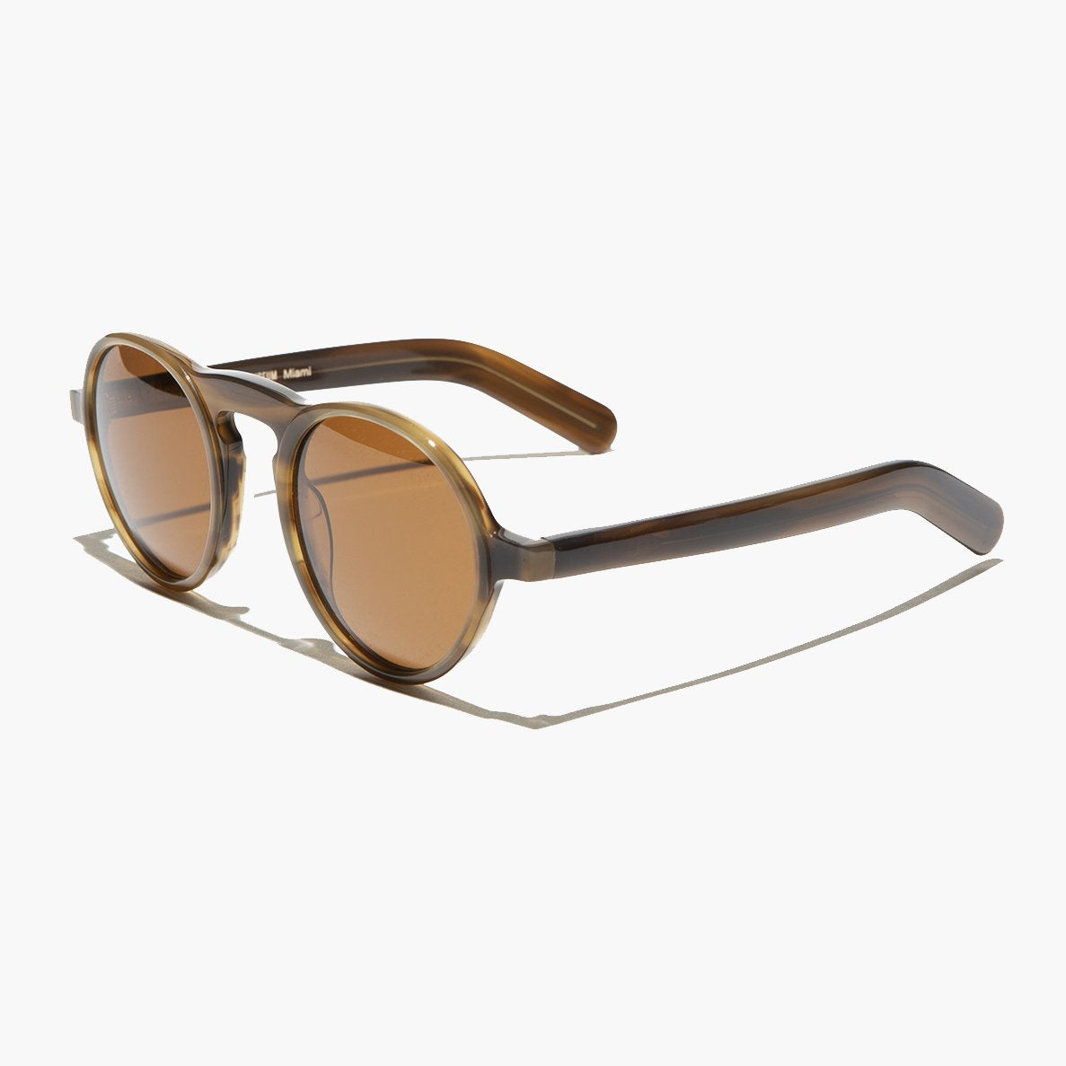 round retro sunglass with polarized lens 