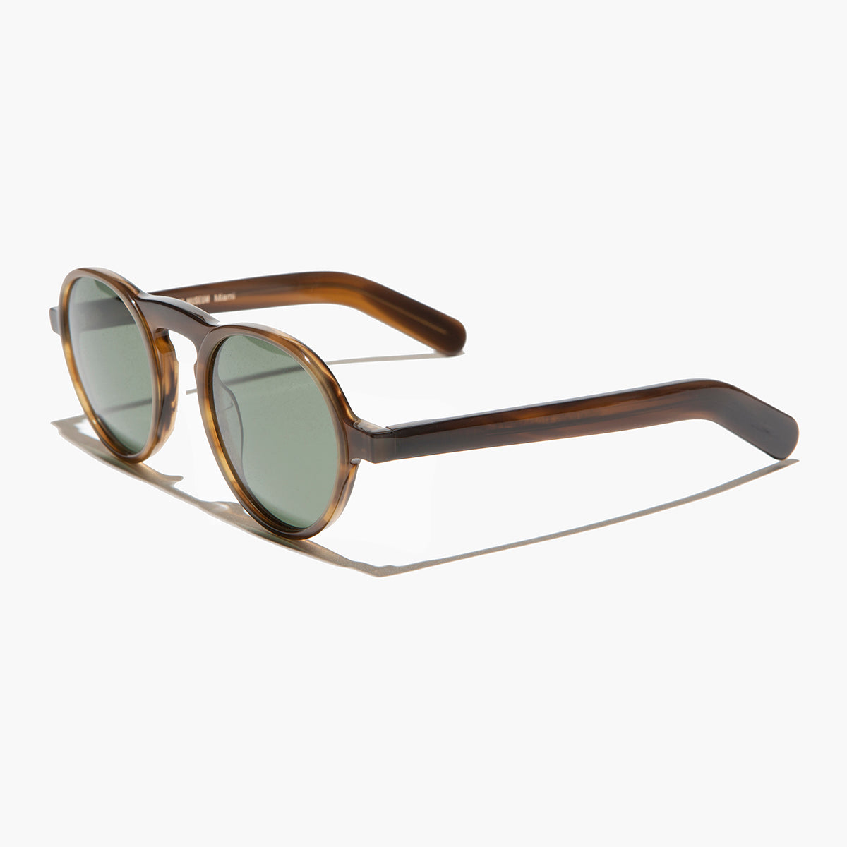 round retro sunglass with polarized lens 